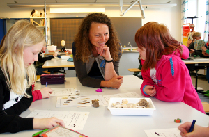 Der Nationalpark als Lernprogramm Elisabeth von Meltzer (Mitte) bei den Projektstunden in der Danske Skole in Husum (Foto: Wells/LKN.SH)