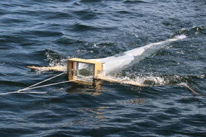 Ausstellung und Vortrag zu Mikroplastik im Meer Ein Manta Trawl filtert Mikroplastik aus dem Meer (Foto: weniger ist meer)